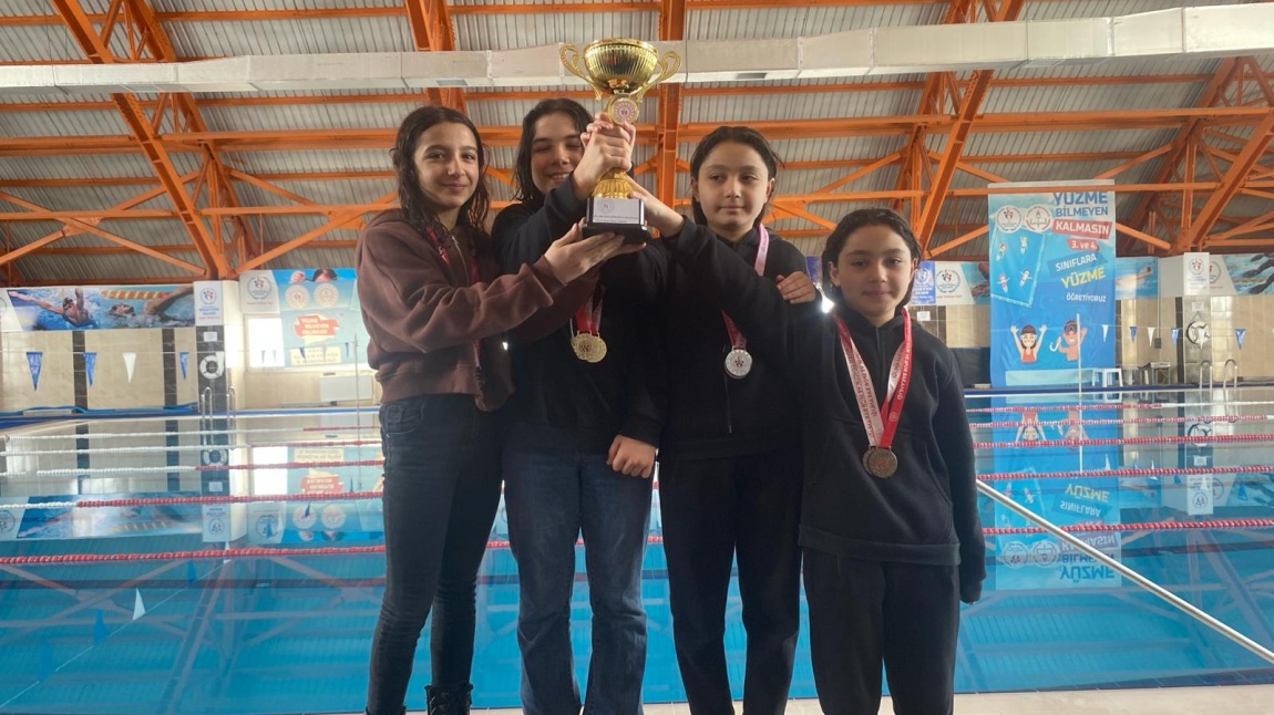 Okul Sporlar Küçük Kızlar Yüzme Yarışmasında İl Birinciliği